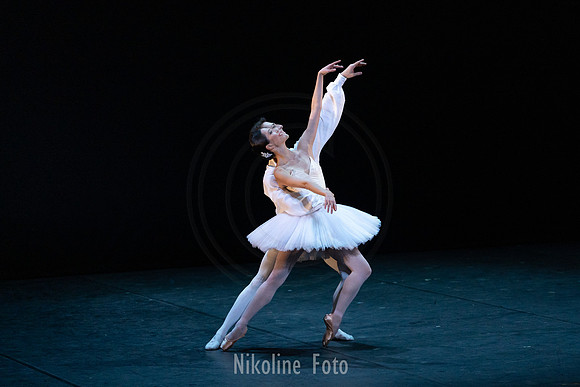 Suite en blanc, pas de deux
