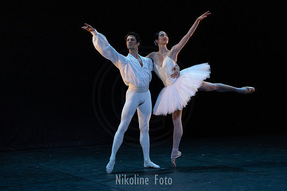 Suite en blanc, pas de deux
