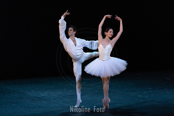 Suite en blanc, pas de deux