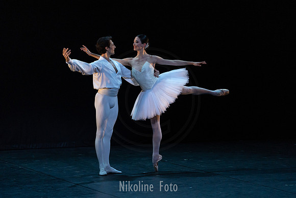 Suite en blanc, pas de deux