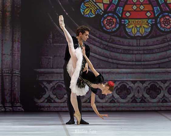 Esmeralda, pas de deux