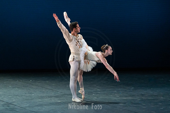 Diamonds pas de deux