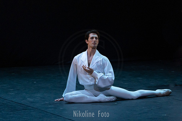 Suite en blanc, pas de deux