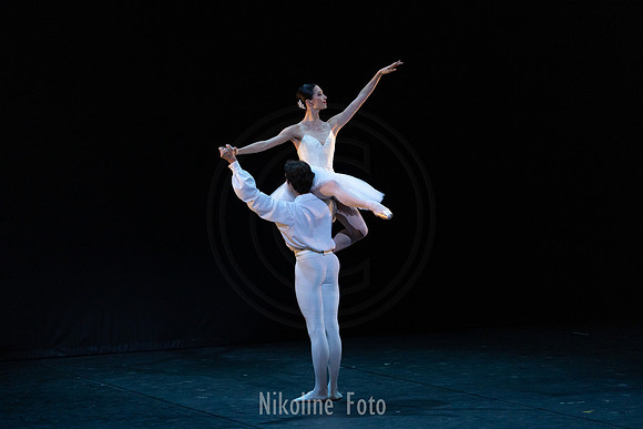 Suite en blanc, pas de deux