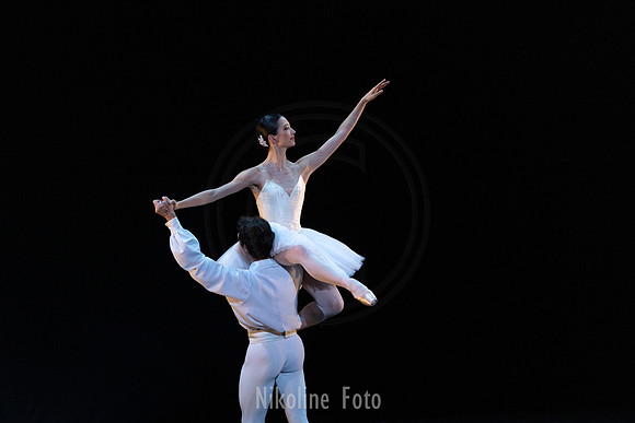 Suite en blanc, pas de deux